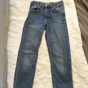 Jeans Gina tricot  - Jeans i strl 36, något liten i strl. I fint skick 