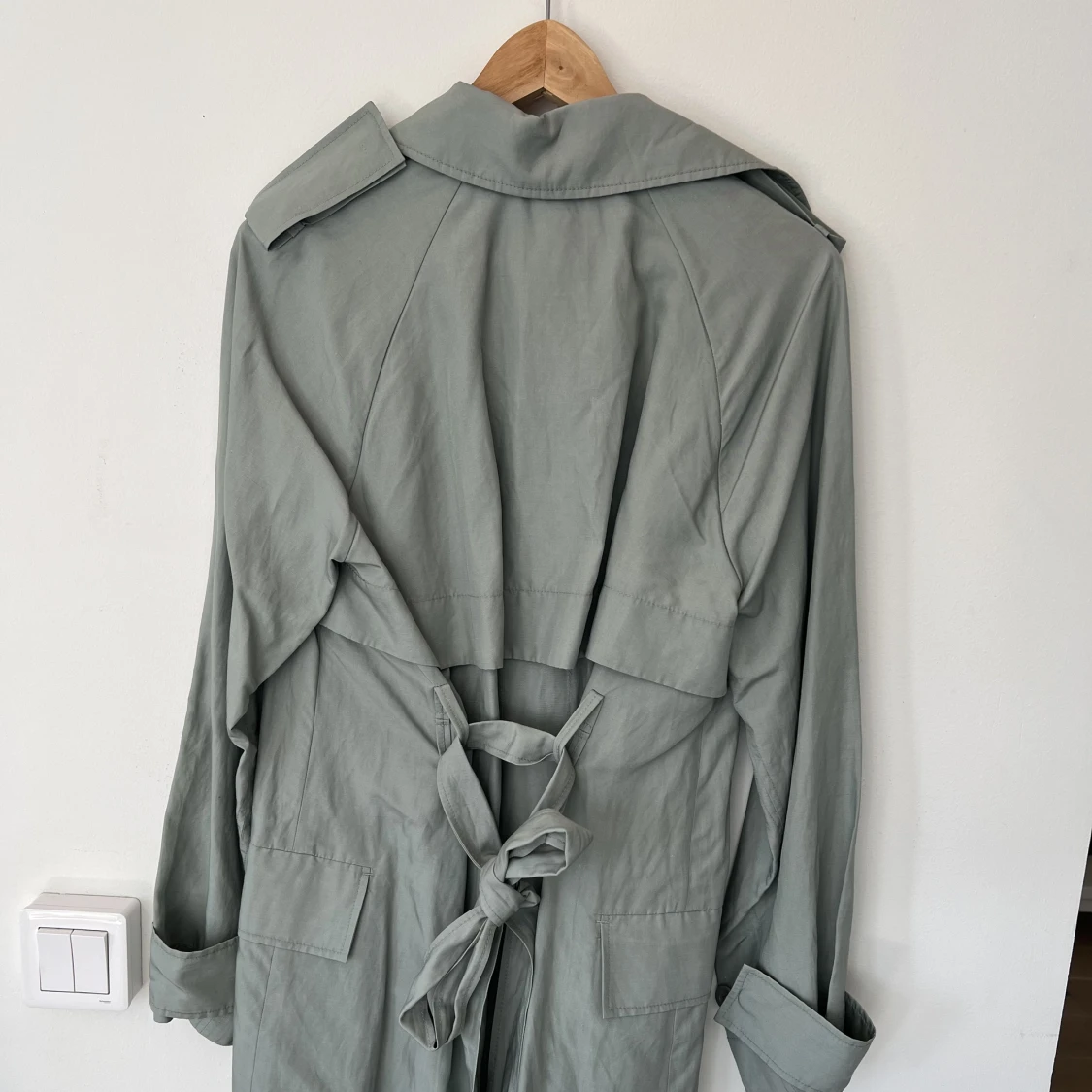 COS trenchcoat grön - 90