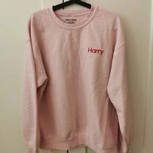 Harry Styles Merch från albumet "Harry Styles"  - Harry Styles, limited edition merch. Köpte den som ny för 700 kr. Är i använt men väldigt bra skick. Pris kan diskuteras✨ 