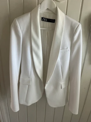 Zara kavaj  - Använd 1 gång! Super snygg vit kavaj från zara