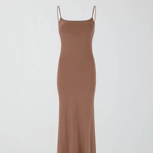 Långklänning  - Oanvänd långklänning från Gina tricot. Storlek S men stretchig i materialet så passar xs/s/m 