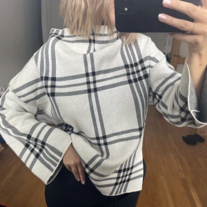 Stickad tröja - Stickad tröja med slits i sidan.