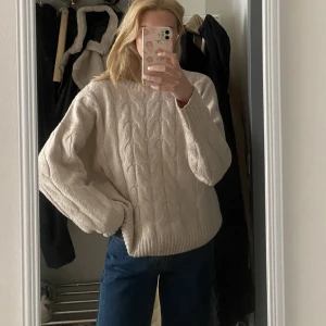 Kabelstickad tröja - Fin kabelstickad tröja i stl L, dock liten i storleken så snarare typ en M 🤍