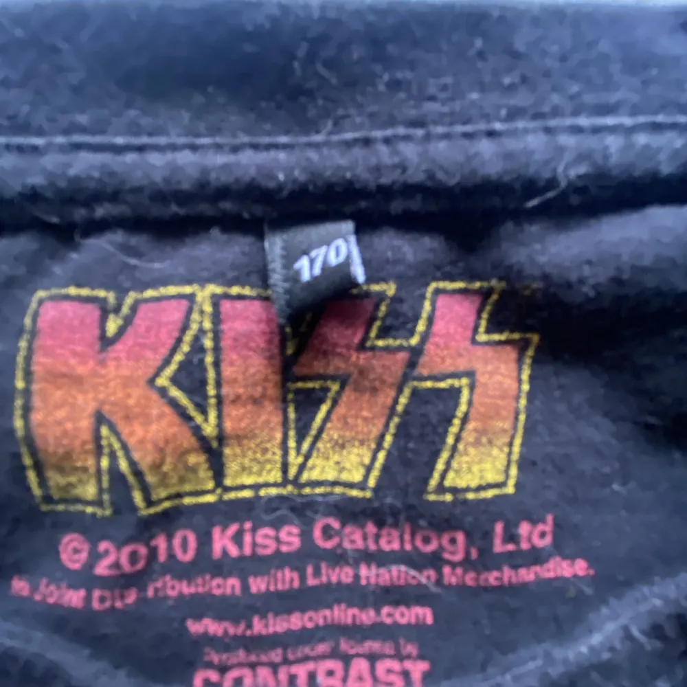 Skithäftig Kiss tröja som behöver lite extra kärlek, förstår inte storlekar som 170 osv men skulle säga att som en M bärare i tröjor sitter den som en S! . T-shirts.