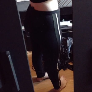 Tjockare tights  - Inte använda, dom sitter inte så bra på mig. Dragkedja fram. Tighta