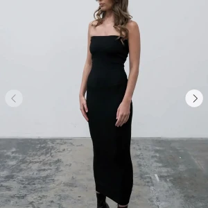 A dsgn klänning  - Svart Tubklänning från A-dsgn. 