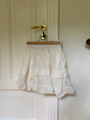 vit sommarkjol - perfekta vita sommarkjolen <33 den är köpt secondhand men knappt använd av mig. 