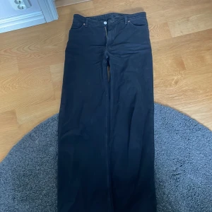  Jeans -  Snygga och bekväma jeans mittemellan midjade. Bra och uthålligt tyg. ❤️