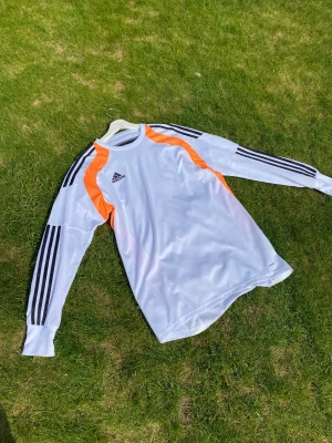 Målvaktströja från 2011 - Målvakts tröja från Adidas ifrån 2011. Det ingår padding i armarna som går att ta bort. Storlek: Large Skick: 9,5/10 Frågor? Skicka till mig! 