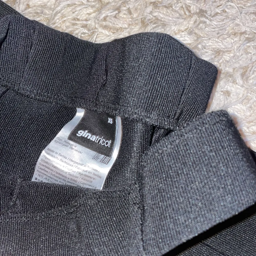 Säljer ett par svarta kostymbyxor från ginatricot i storlek XS. Köpa för 400kr och nästan helt oanvända. De har slits på båda sidorna vid slutet av änden. För mer detaljerad bild, kontakta mig!. Jeans & Byxor.