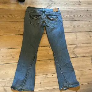 Jättefina lågmidjade jeans från True religion. Använt en gång så säljer för jag har för många jeans. De är bootcut sitter bra på. Svåra att hitta