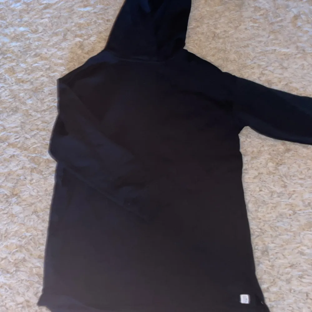 Säljer en basic svart hoodie från lager 157 i storlek 160 (passar xxs, xs, s). Tröjor & Koftor.