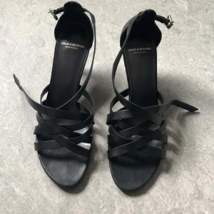Vagabond klackskor  - Säljer dessa klackskor/sandaletter från Vagabond. Skorna är i äkta skinn. Lite av materialet har ramlat av från klacken (se bild 3), men om man byter klacken blir skon som ny🫶🏼