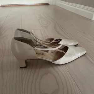 Klackskor  - Skitballa klackar, köpta second hand, som jag tyvärr aldrig fått användning för!! Supersnygga till jeans eller kostymbyxor när bara tån sticker fram😍