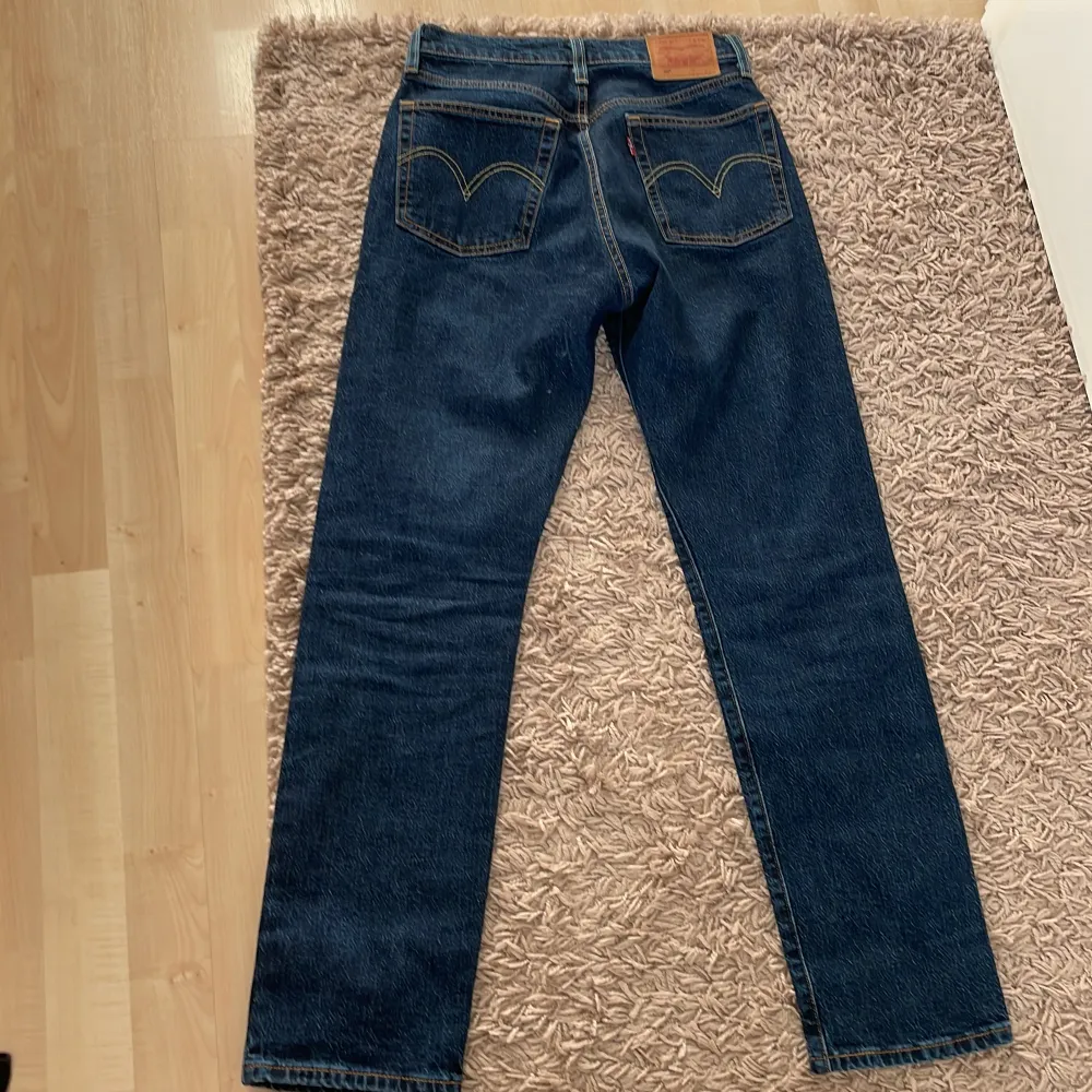 Säljer ett par jättefina straight Levis jeans som bara har varit använt två gånger. . Jeans & Byxor.