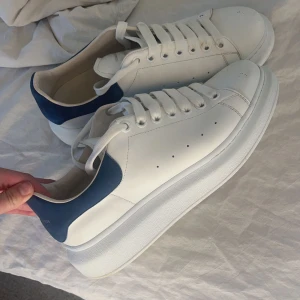 Alexander Mcqueen - Alexander Mcqueen skor i storlek 41 , superbra skick knappt använda  ,killmodell . Nypris ca 6000