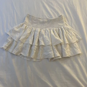 Volangkjol - Kort söt volangkjol!!!