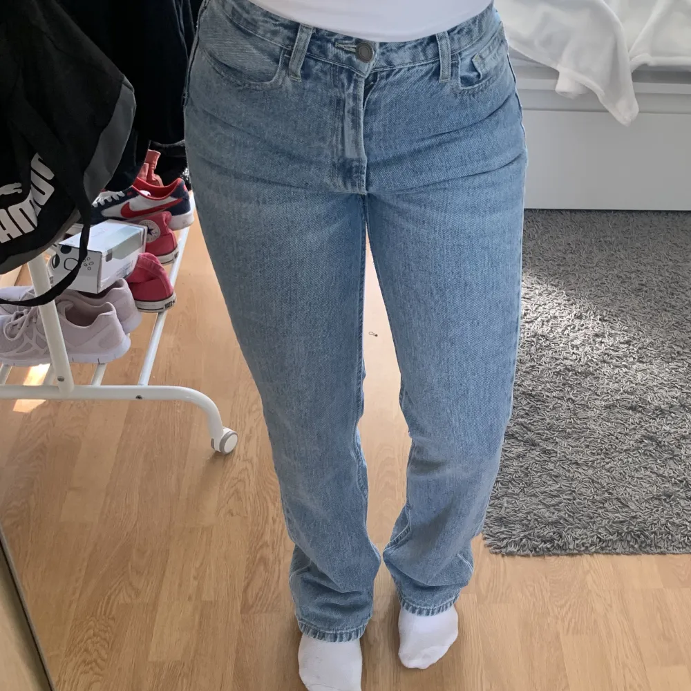 Midwaist jeans från Stradivarius💓Säljer pga att de är för små. De är lite slitna men i bra skick! Skriv för fler bilder/frågor . Jeans & Byxor.