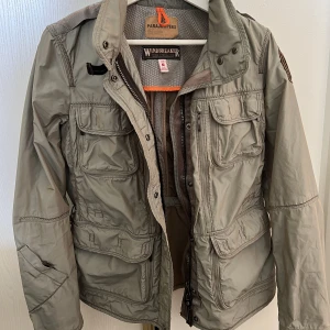 PJP jacka dam - En super fin grön tunn jacka i nyskick från Parajumper. 