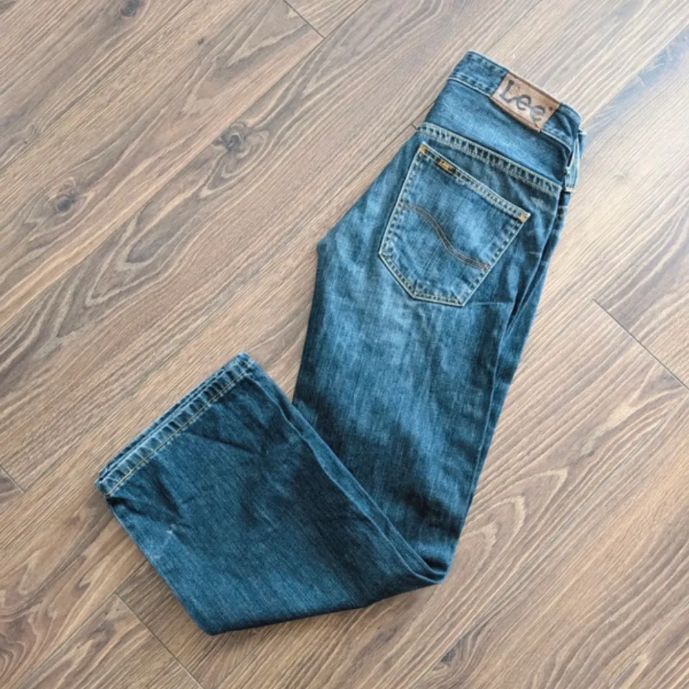 Lee jeans i storlek w27 l31. Superfina på säljer då de är för små för mig💗. Jeans & Byxor.