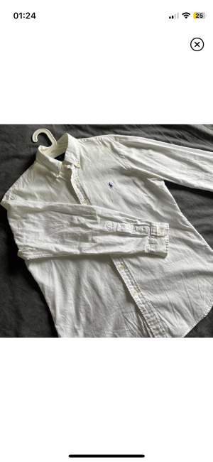 Skön skjorta som passar till sommaren. Väldigt bra skick, använd ett fåtal gånger!