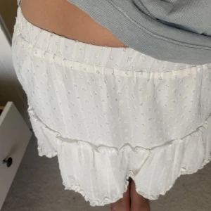 Kjol - Fin prickig kjol med prickar