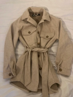 Zara jacka - Säljer denna fina vår-jackan från Zara då den inte är min stil längre💕 Nyskick o ger snygg figur med bältet!