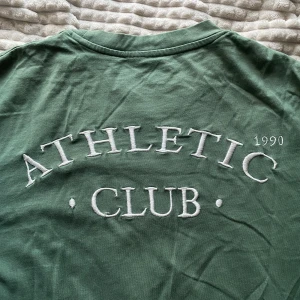 Grön t-shirt - Köpt från Jack and Jones i storlek M