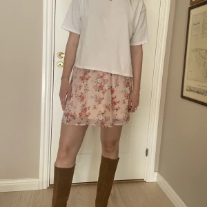 Sommarkjol  - Supersöt kjol🌸Kommer inte till användning längre så därför säljer jag den! Perfekt till sommaren😍