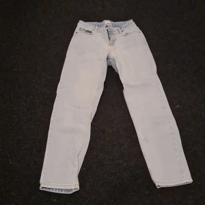 Grunt byxor  - Jag säljer nu dessa grunt byxor som jag köpt förra sommarn. Jag säljer dem då dem ej används. Storlek 26