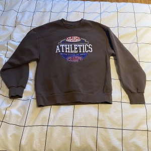 Collegetröja  - Säljer en collegetröja från Gina Tricot i storlek XS