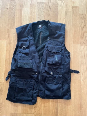 Svart väst, oanvänd  - Svart väst, aldrig använd 