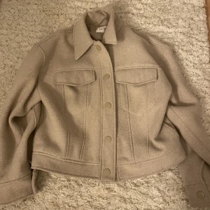 Kappa  - Säljer denna fina kappa då den tyvärr inte kommer till någon användning. Kappan har små defekter längst ner (Sista bilden visar defekterna), men defekterna är inte synliga när jackan är på. Nypris 2000kr säljer för 300kr. Köp via köp nu 💘🫶🏼