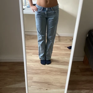 Low Rise jeans - Jeansen är köpta på weekday💓de är Low Rise och sitter väldigt fint. Jag är 160 cm. Används få gånger 💖köpta för 590 kr. Tryck inte på köp nu!