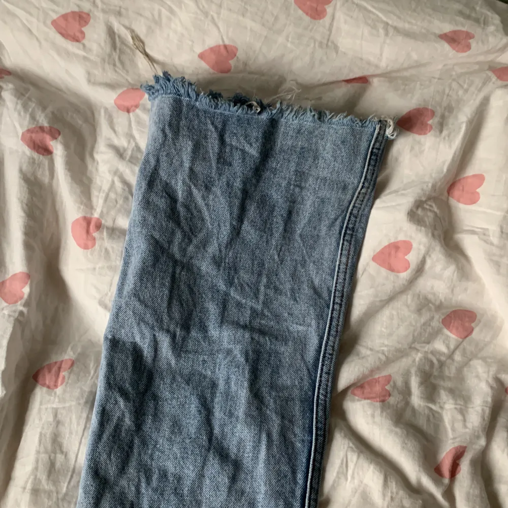 säljer dessa john gavi jeans då dom blivit för små på mig, köpte second hand för 130 kr, vet it storleken men midjemått rakt över: 35 cm | innerbenslängd: 74 cm ish | klippta där nere för att dom var för långa, en liten defekt (se bild 3). Jeans & Byxor.