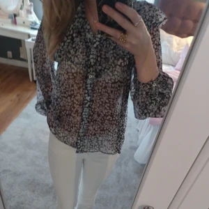 Mango blus  - Säljer denna fina blomiga mango blus💕säljer då jag inte har fått användning för den. Ja har använt den en gång så är i väldigt bra skick💕👌säljer för 150kr ny pris 429kr 