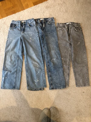 KÖP 3 Jeans för 300! - Köp alla tre jeans för 300kr!❤️❤️ byxorna i mitten har blivit sydda till lågmidjade och är storlek 146 och de andra två är 140🥰🥰 De är från Lindex och Zara!