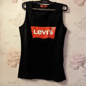 Levi's linne i nyskick står stl xxl men är liten i storlek snarare s/m. Aldrig använd och lite längre än vanliga linnen.