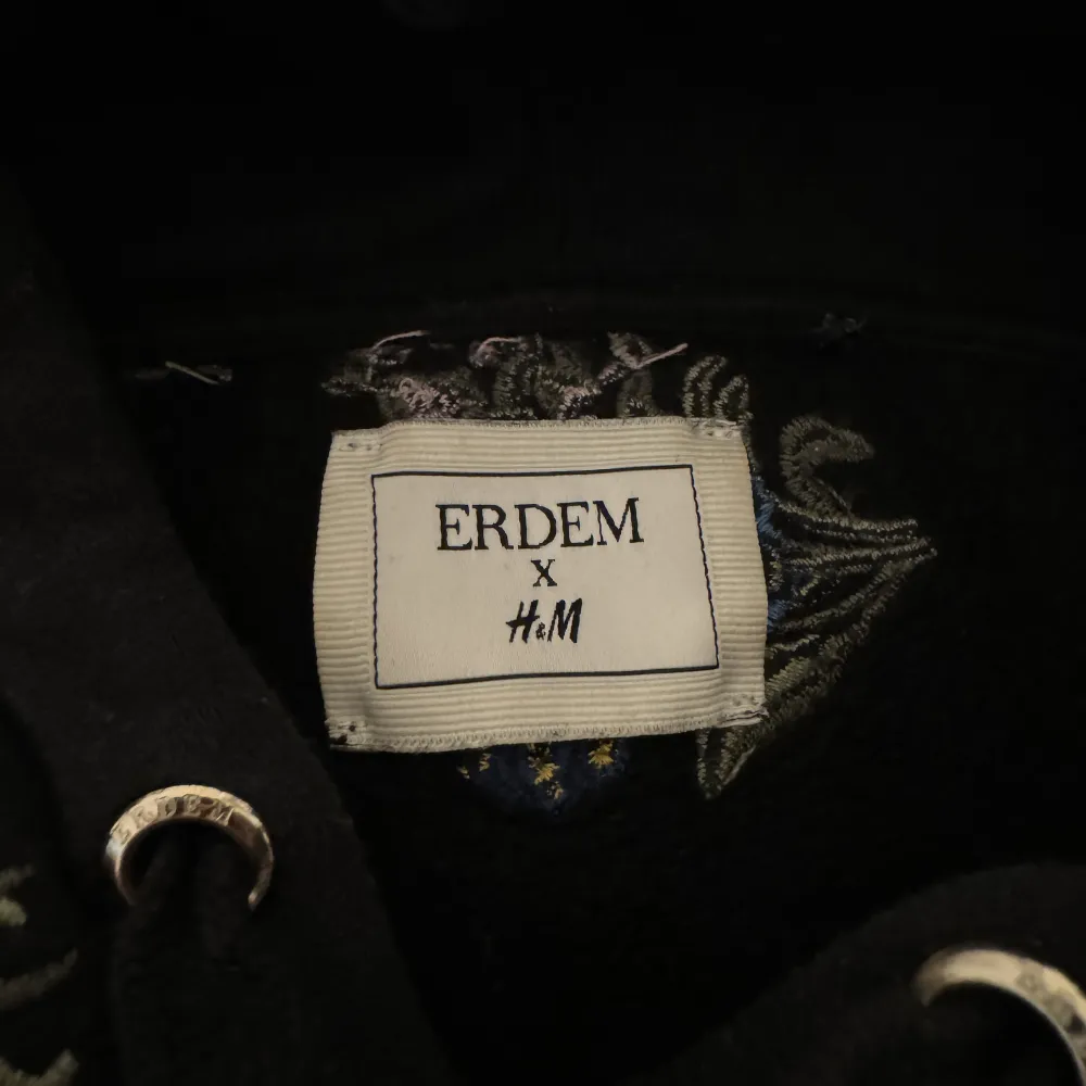 Limited edition hoodie från H&M, kollektion med designern ”Erdem” (ERDEM X H&M). Storlek S.. Hoodies.