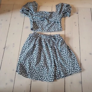 en grön klänning  - En super fin kläning från shein grön med vita och gula blommor på för 10 åringar