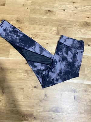 Yoga byxor från Garage  - Svart gråa yoga pants.