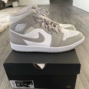 Jordan 1 Mid Linen - Hejsan. Säljer dessa skor åt min sambo i storlek 44. Kvitto finns. Använda två gånger men ser helt nya ut. Säljes för 2500kr. Hör av dig vid intresse!😊
