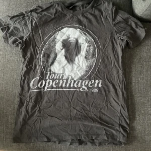 T-shirt med tryck - Mörkgrå T-shirt med tryck, från Gina Tricot storlek S