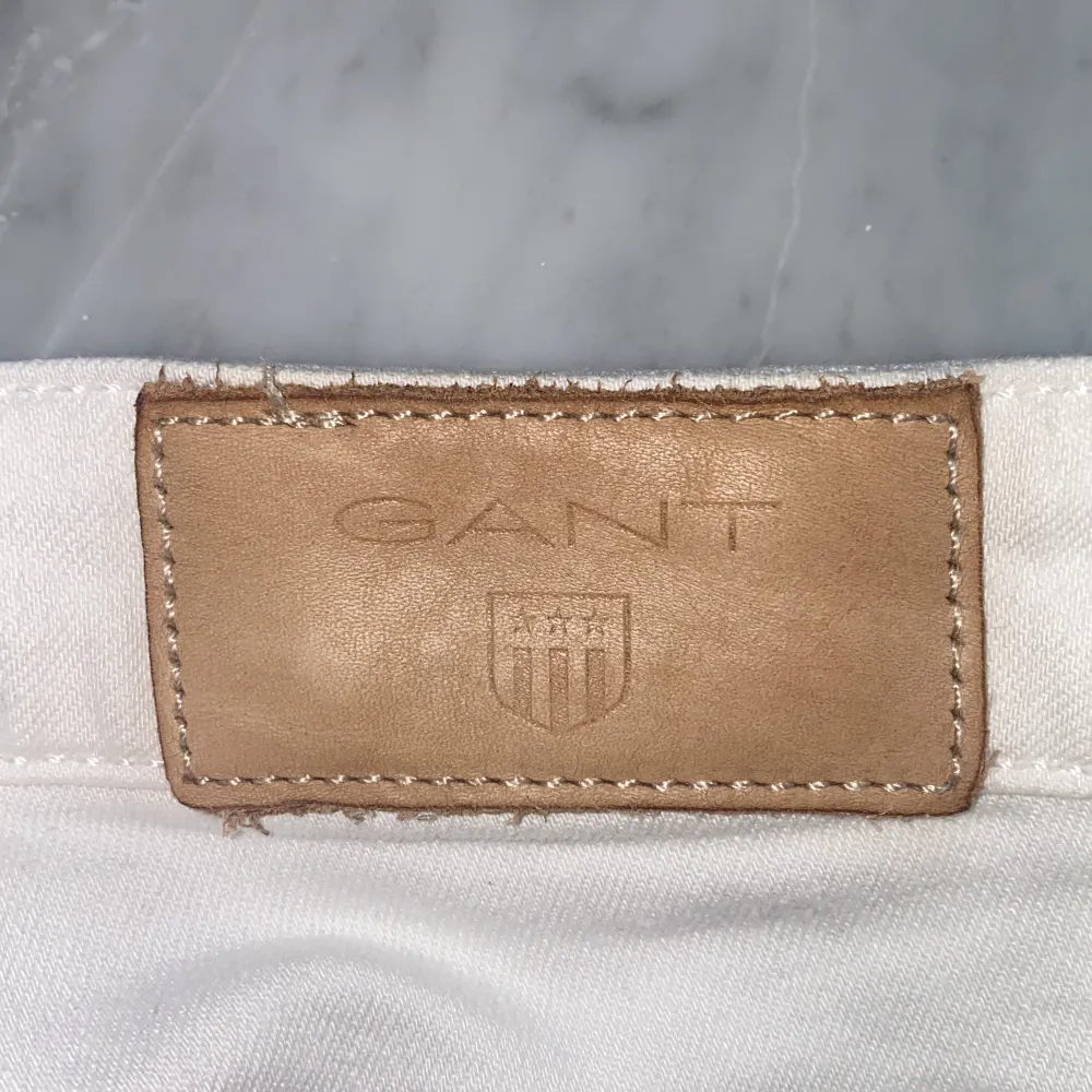 Vita jeans i nyskick från Gant, nypris ca 1300kr. Jeans & Byxor.