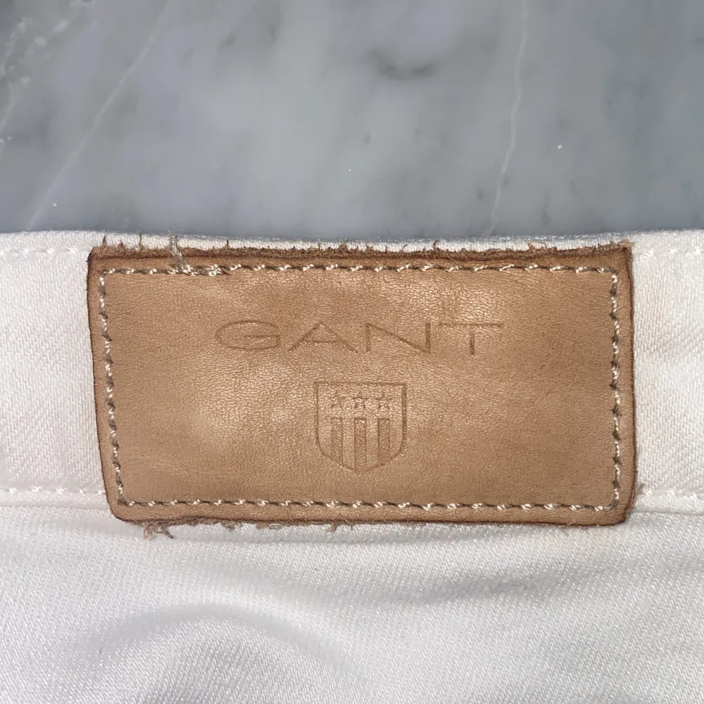 Vita jeans i nyskick från Gant, nypris ca 1300kr. Farkut & Housut.
