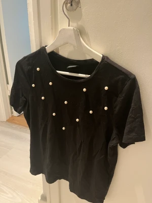T-shirt pärlor  - Storlek Xs, passar även S. 100kr
