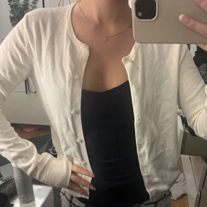 Vit kofta - Vit kofta från H&M, använd 1-2 ggr, köparen står för frakten🫶🏼