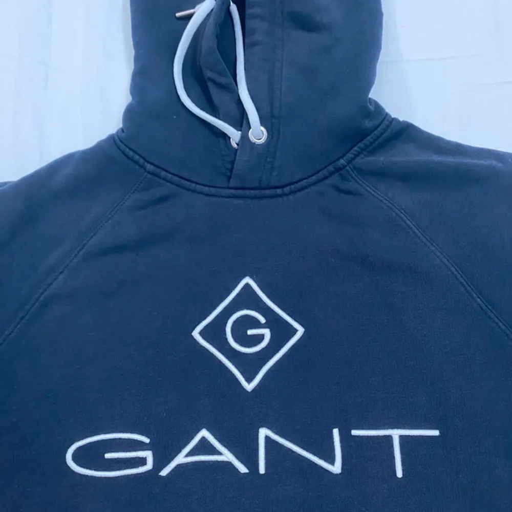 Säljer en riktigt fin Gant hoodie. Den är i ett väldigt fint skick. Hoodies.