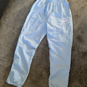 Corteiz shukushuku trackpants - Baby blå shukushuku trackpants i storlek L. Cond. 10/10 då jag bara testat dom hemma