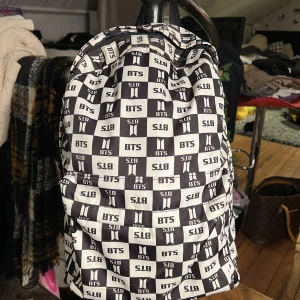 Bts ryggsäck  - Den bästa ryggsäcken jag ägt men lyssnar inte på kpop så mycket längre så säljer den därför, det står bts på den över hela och har ett större fack i ryggsäcken och ett mindre på framsidan, den är välanvänd men jättefint skick då det är bra kvalitet
